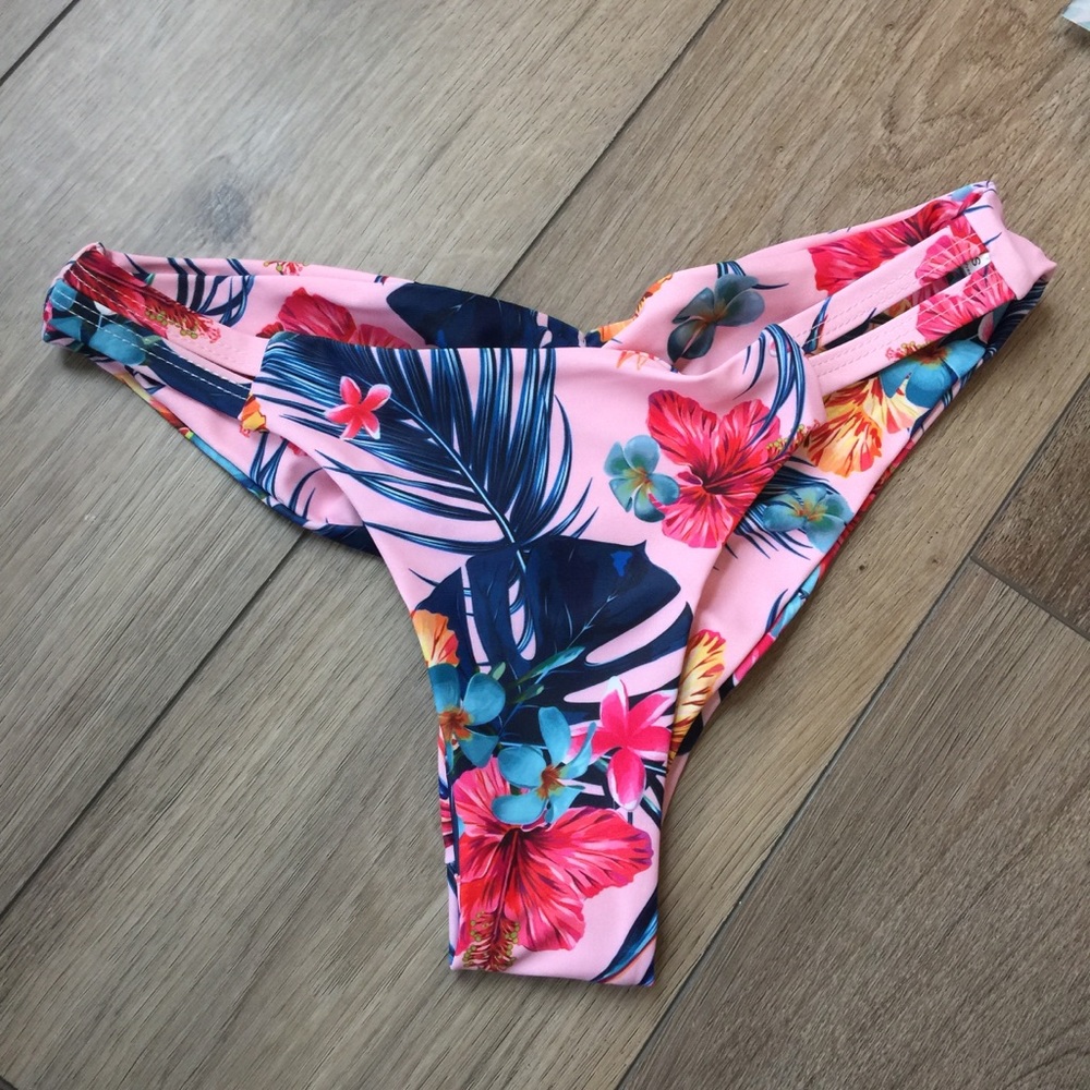 Cheeky bikini bottoms